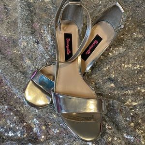 ⚪️Silver Betsey Johnson Betseyville heels⚪️